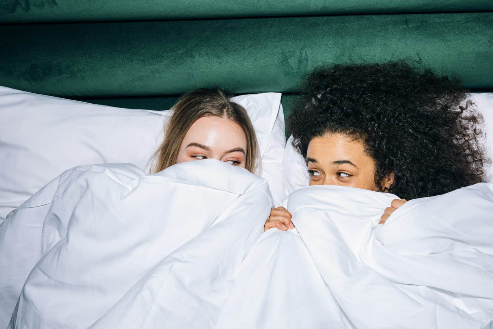 2 Frauen in nachhaltiger Bettwäsche