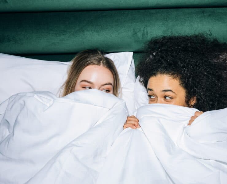 2 Frauen in nachhaltiger Bettwäsche