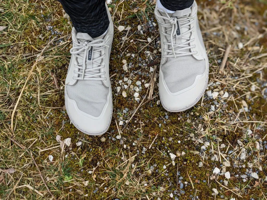Barfußschuhe von Groundies in Grau auf Wiese