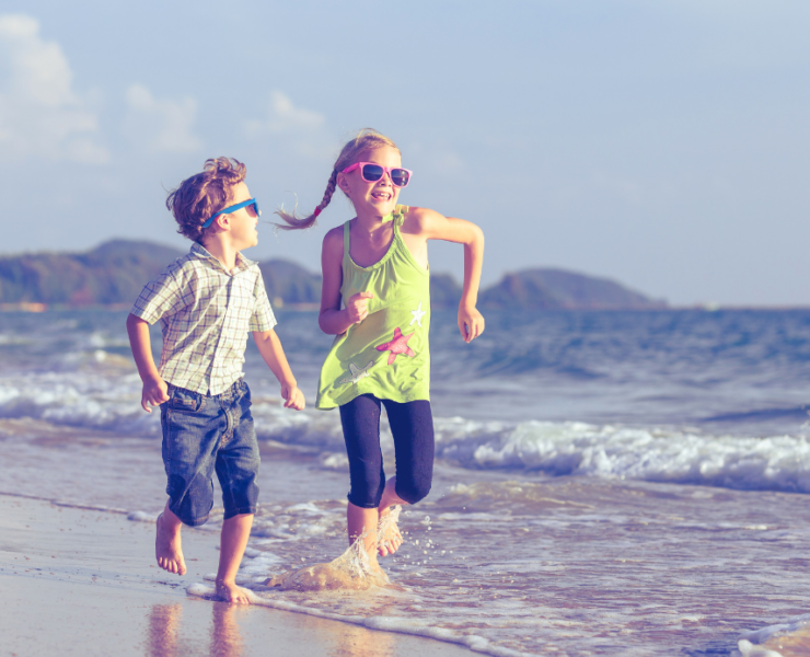 Zwei spielende Kinder am Strand