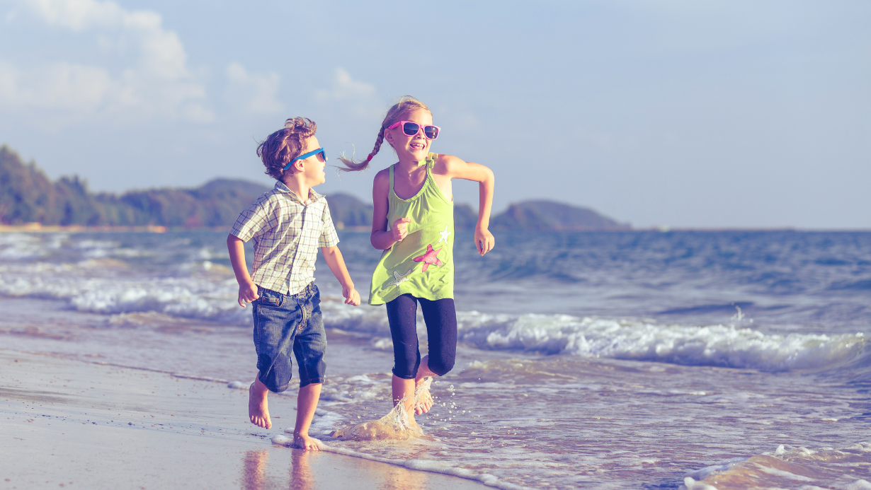 Zwei spielende Kinder am Strand